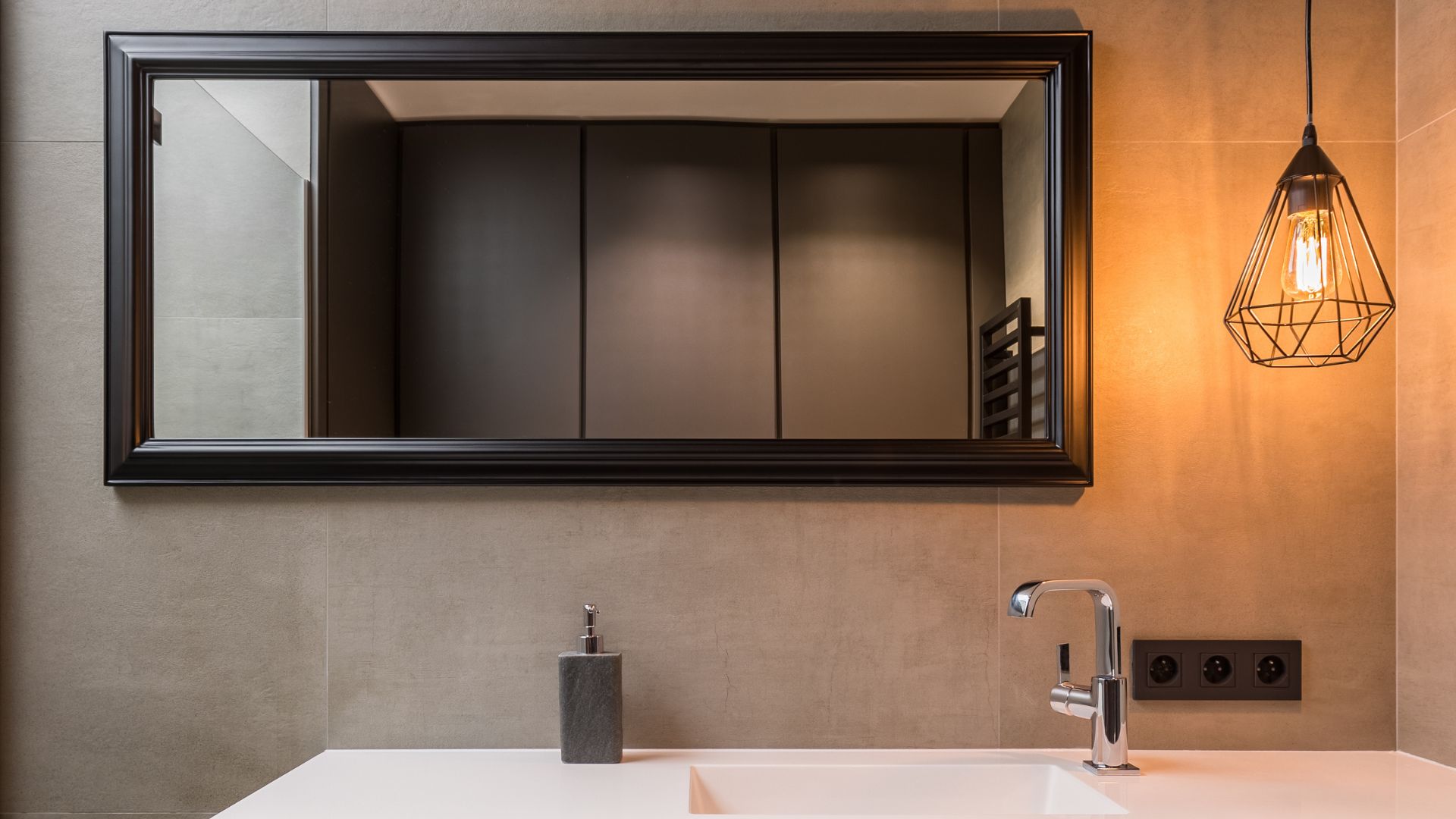 Oświetlenie łazienkowe – praktyczne wskazówki