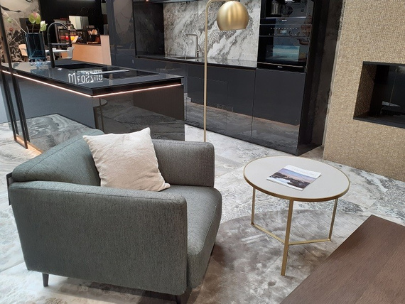 MOCCATE E ORO Stolik z blatem z płytki 70x50 złoty